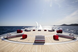 https://media.fraseryachts.com/Yachts/Y3745_MC_MC/images/yachtfolio/bold-heli-deck_137541-STt5jOYX.jpg?vh=05a406&w=310
