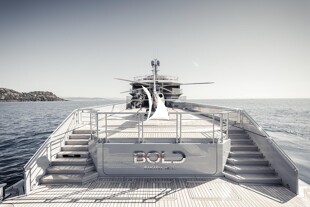 https://media.fraseryachts.com/Yachts/Y3745_MC_MC/images/yachtfolio/bold-heli-deck_137633-79BZOgVc.jpg?vh=6e0f5b&w=310