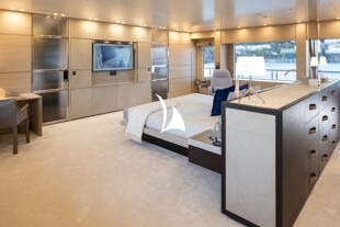 https://media.fraseryachts.com/Yachts/Y3745_MC_MC/images/yachtfolio/bold-master-cabin_137637-OXY7kkol.jpg?vh=22913d&w=310