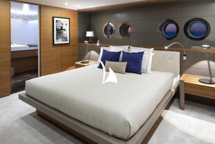 https://media.fraseryachts.com/Yachts/Y3745_MC_MC/images/yachtfolio/bold-vip-cabin_137752-R3uW9PFc.jpg?vh=df7b74&w=310