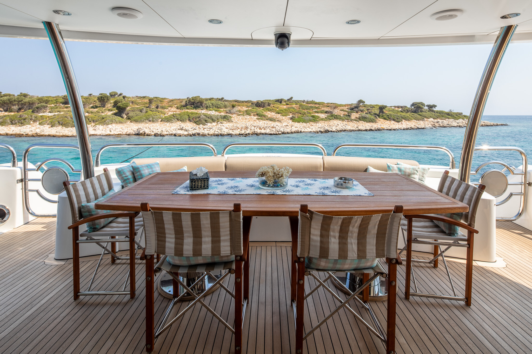 Aboard IMAN a 124ft (37.99m) luxury motor yacht for Sale available with Fraser Yachts, built by SUNSEEKER in 2009