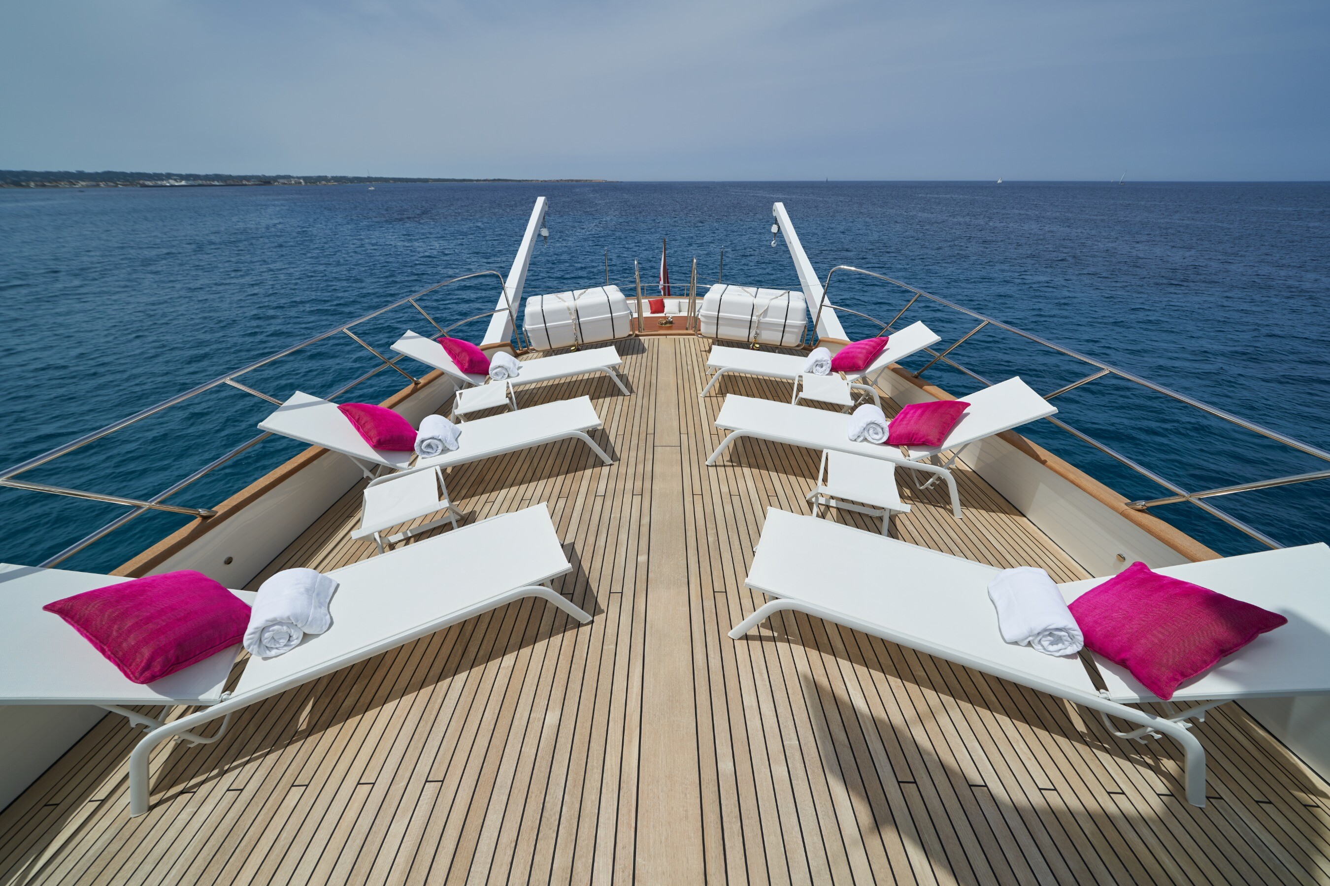 Aboard EL CARAN a 128ft (39.08m) luxury motor yacht for Sale & Charter available with Fraser Yachts, built by BENETTI in 1977