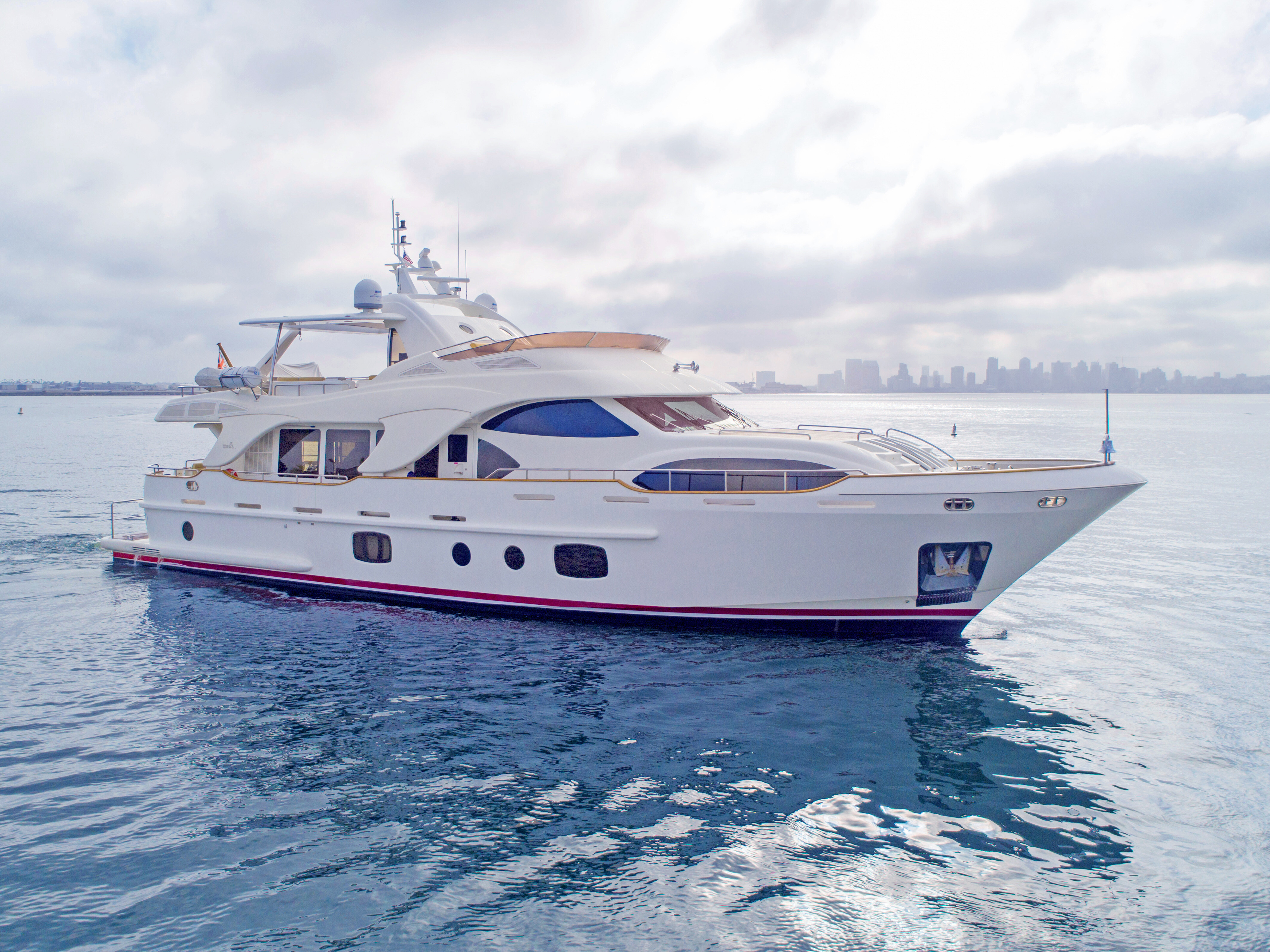 Aboard XOXO a 85ft (25.91m) luxury motor yacht for Sale available with Fraser Yachts, built by BENETTI in 2008