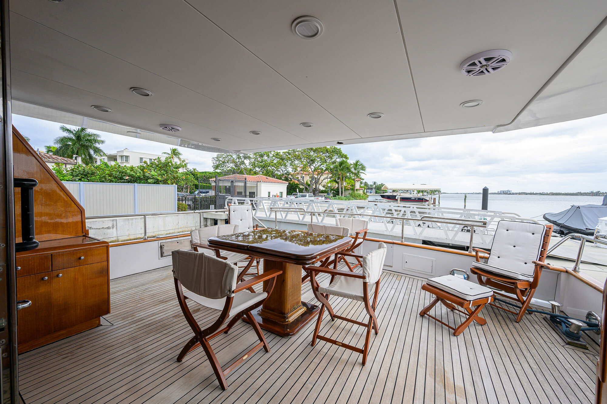 Aboard CIPANGO a 92ft (28.04m) luxury motor yacht , built by VERSILCRAFT in 1992