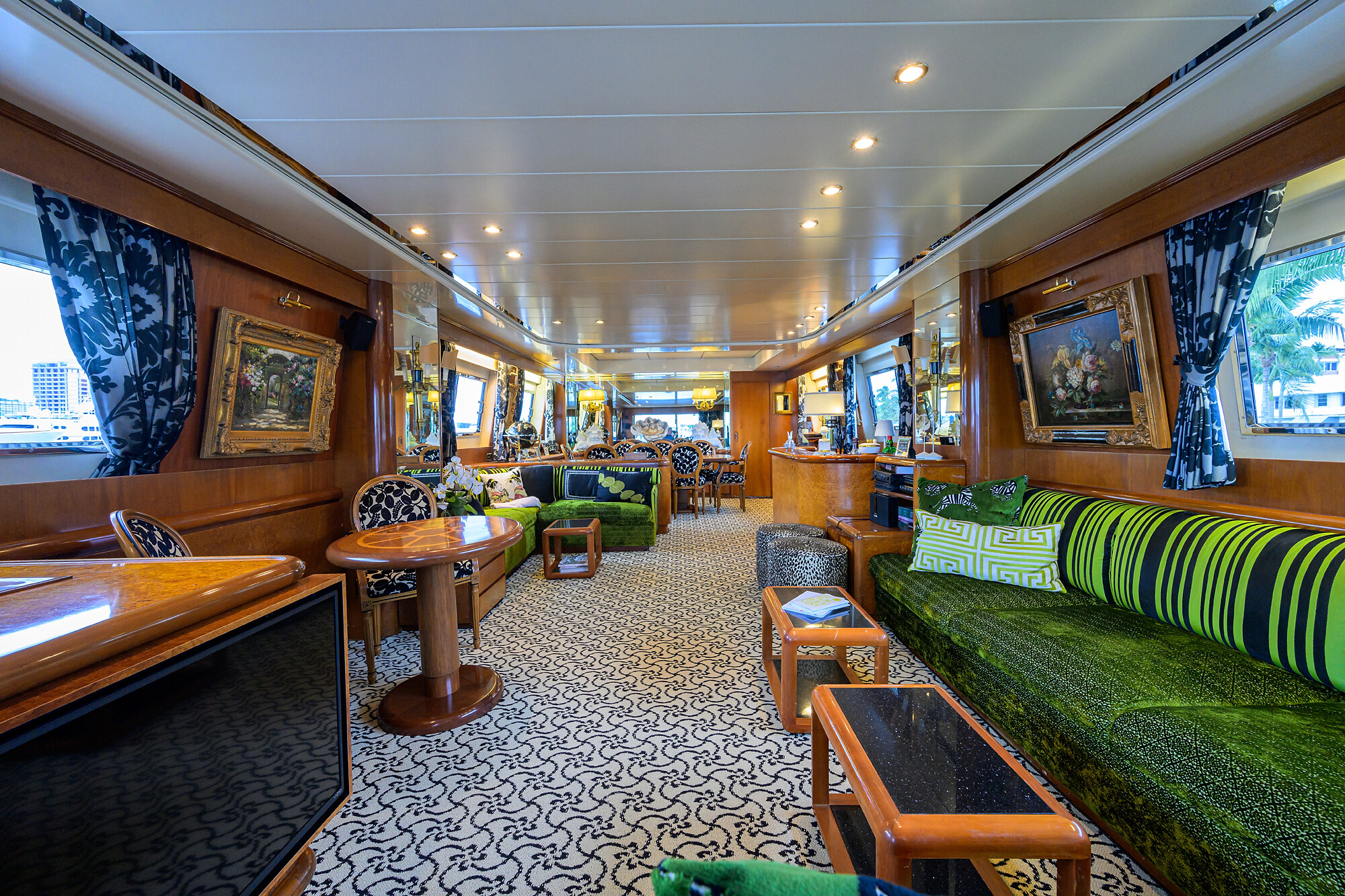 Aboard CIPANGO a 92ft (28.04m) luxury motor yacht , built by VERSILCRAFT in 1992