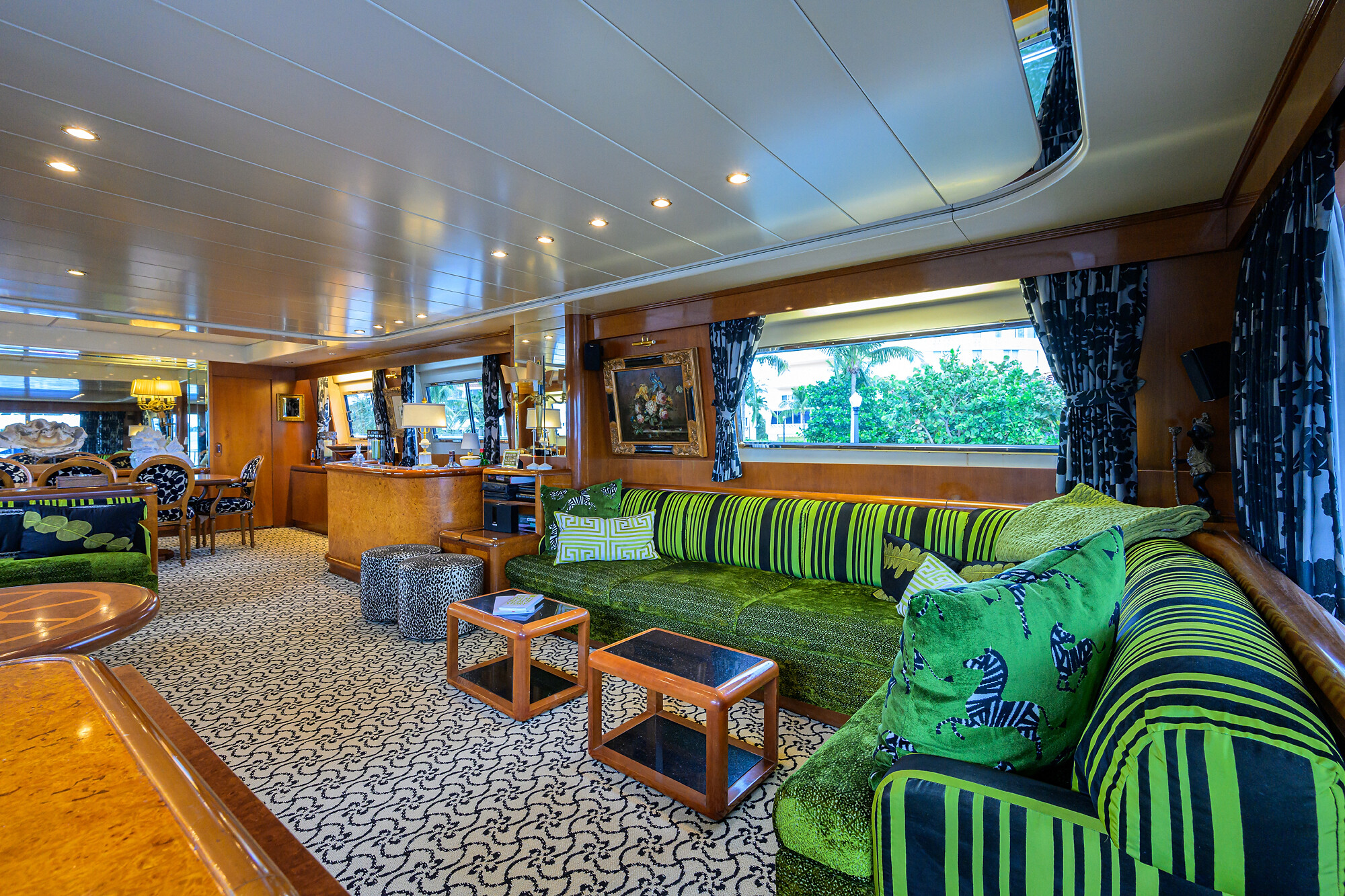 Aboard CIPANGO a 92ft (28.04m) luxury motor yacht , built by VERSILCRAFT in 1992