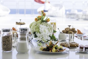 https://media.fraseryachts.com/Yachts/Y457_MC_MC/images/yachtfolio/vicky-breakfast_102545-dc5QwXfz.jpg?vh=9554e7&w=310
