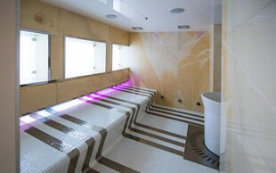https://media.fraseryachts.com/Yachts/Y457_MC_MC/images/yachtfolio/vicky-bridge-deck-steam-room-ii_102554-rMTfpNqR.jpg?vh=602232&w=310