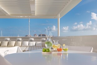 https://media.fraseryachts.com/Yachts/Y457_MC_MC/images/yachtfolio/vicky-light-refreshments-on-sun-deck_102551-vKpOYn8o.jpg?vh=20d8a5&w=310
