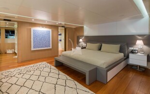 https://media.fraseryachts.com/Yachts/Y457_MC_MC/images/yachtfolio/vicky-main-deck-owner-s-suite_102536-zQekkJLQ.jpg?vh=ba386b&w=310
