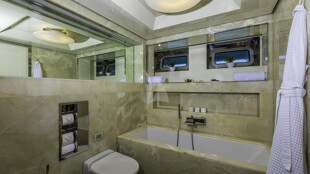 https://media.fraseryachts.com/Yachts/Y457_MC_MC/images/yachtfolio/vicky-twin-stateroom-bathroom_102566-OvK9wzrZ.jpg?vh=f72ffd&w=310