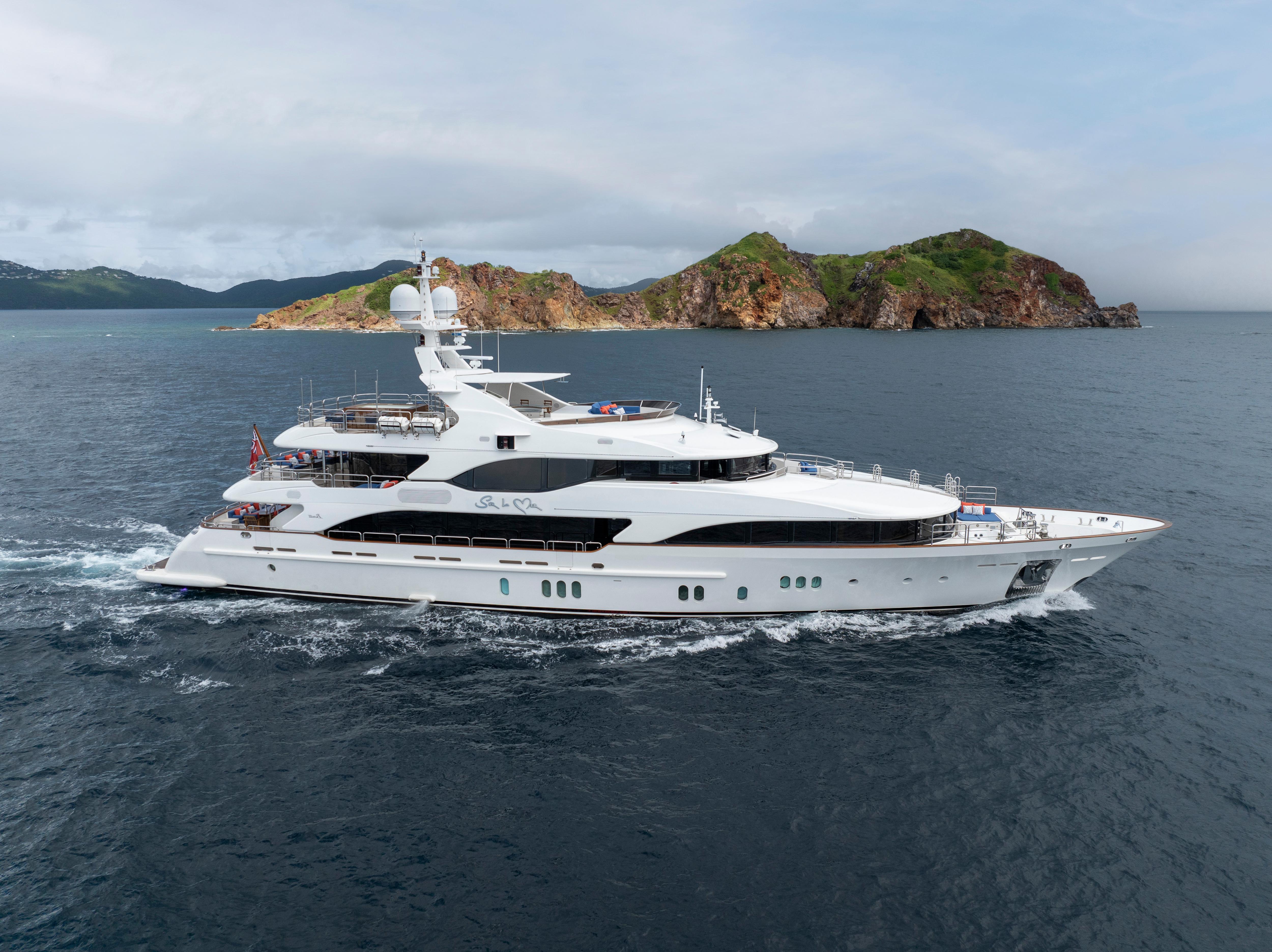 SUR LA MER motor yacht for Sale by Fraser Yachts, built by BENETTI