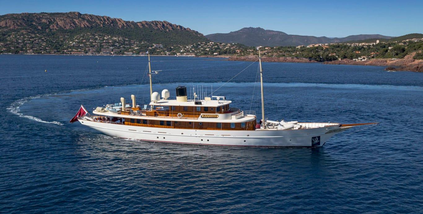 Aboard ARRIVA a 156ft (47.55m) luxury motor yacht , built by TURQUOISE in 2001