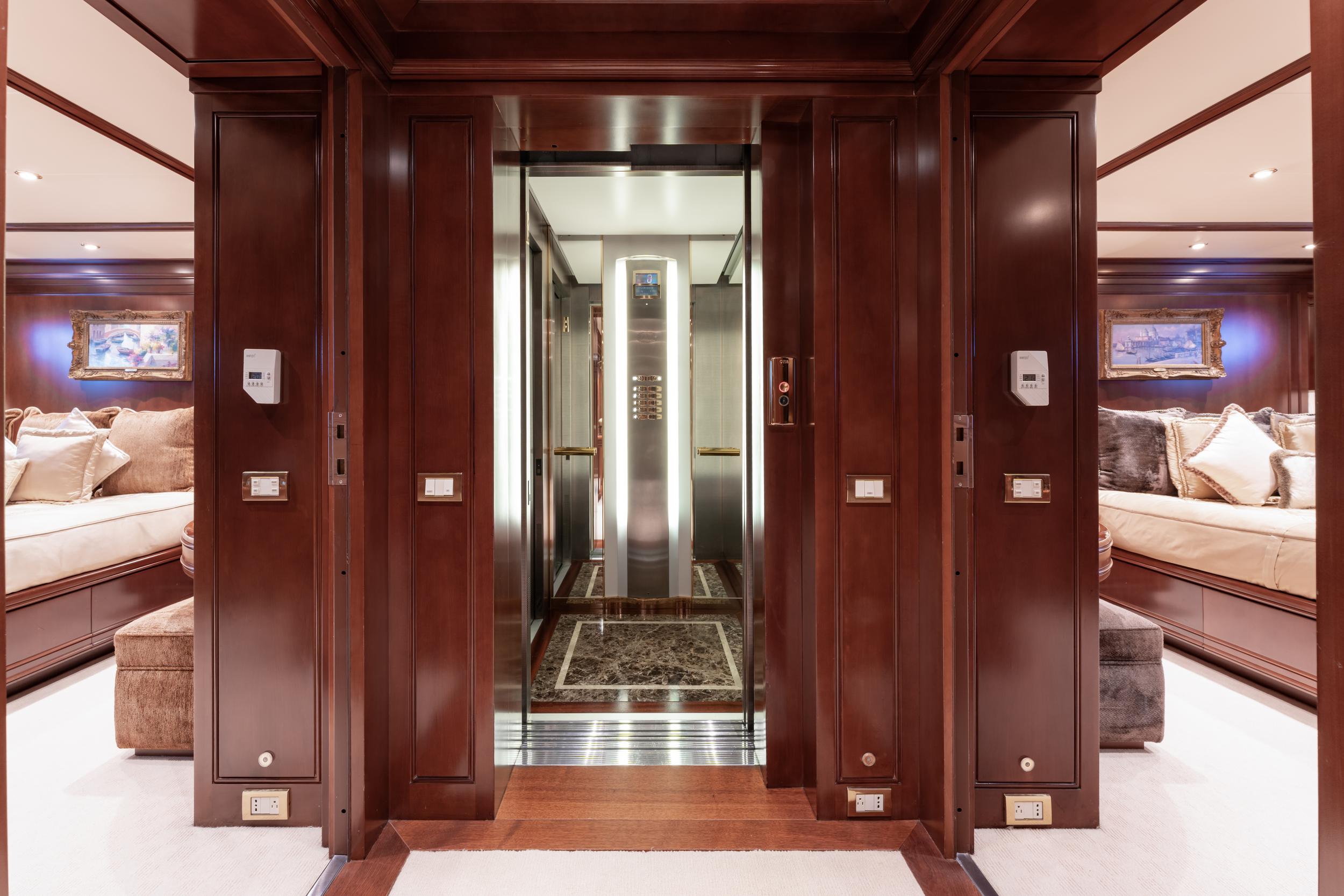 008_APOGEE_Elevator to lower deck-NujiZztu.jpg