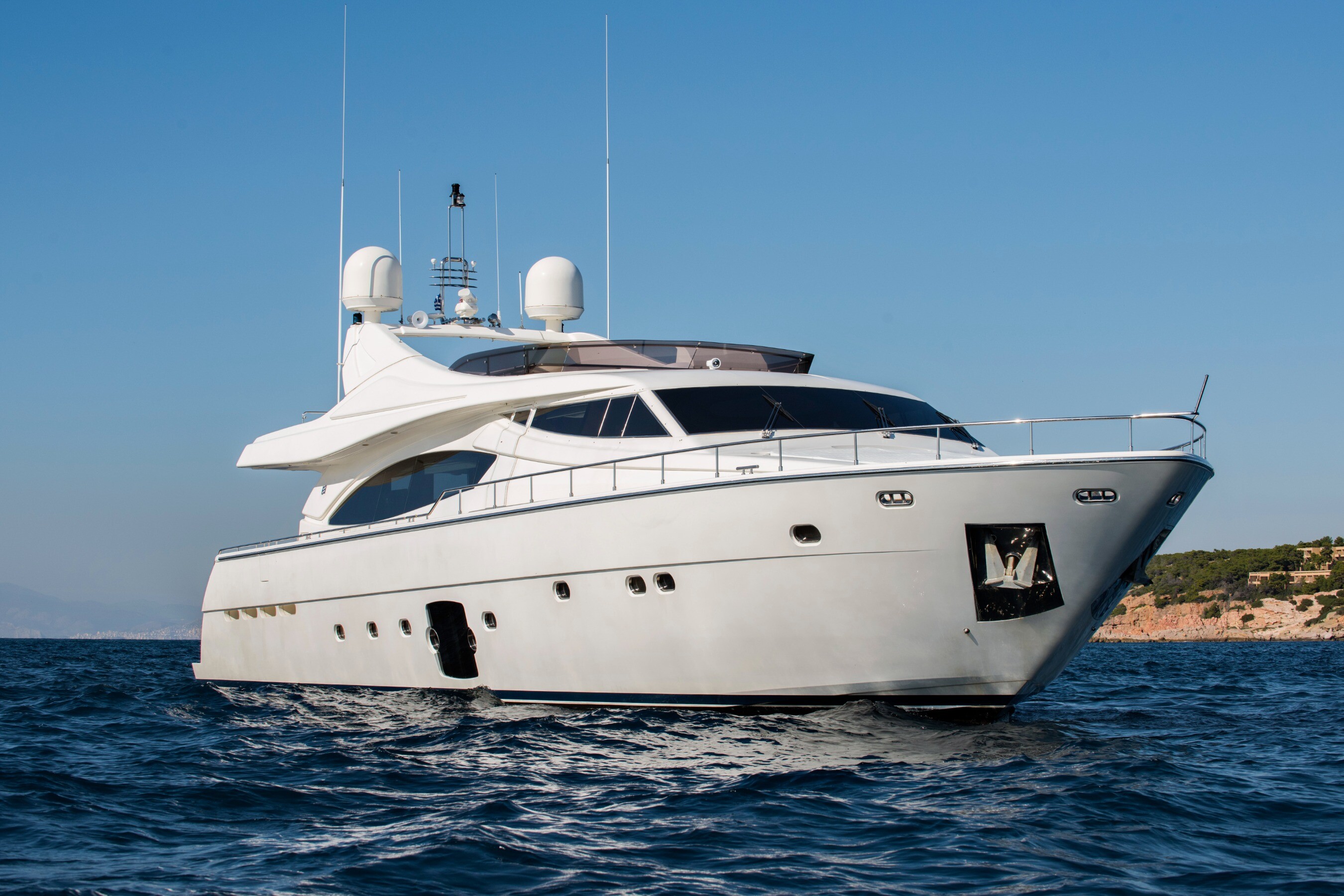 Aboard DAY OFF a 88ft (27.08m) luxury motor yacht for Sale & Charter available with Fraser Yachts, built by FERRETTI YACHTS in 2006