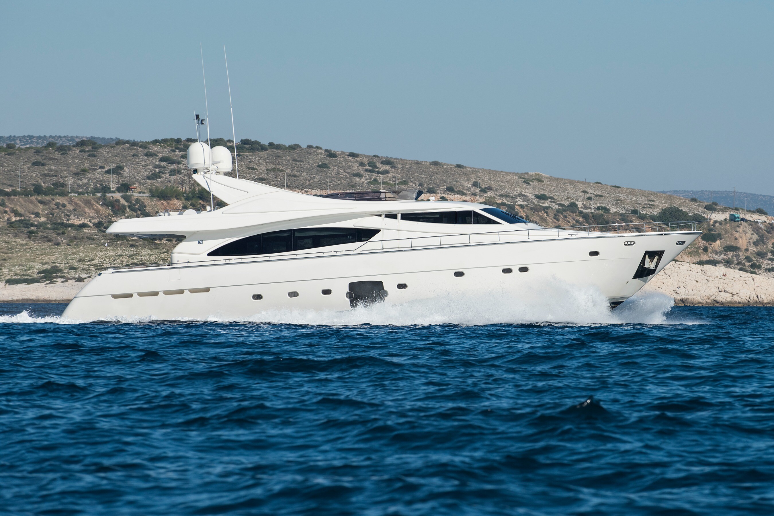 Aboard DAY OFF a 88ft (27.08m) luxury motor yacht for Sale & Charter available with Fraser Yachts, built by FERRETTI YACHTS in 2006