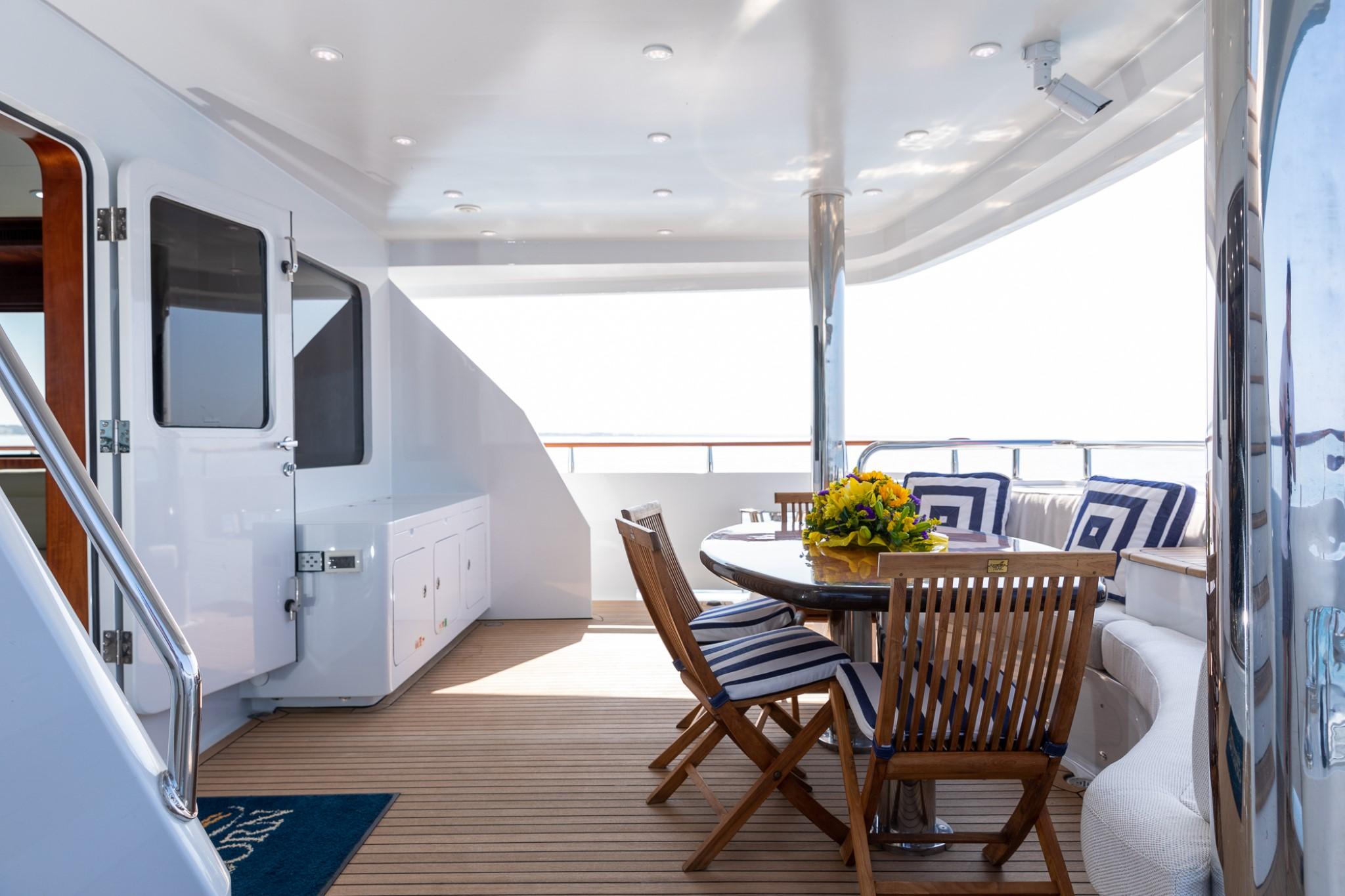 BEYOND CAPRICORN_05_Main Deck Aft_JC-117924_LR-4i7VYqQG.jpg