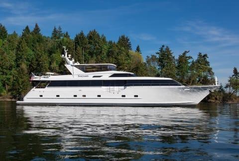 Aboard BLACKWOOD a 103ft (31.39m) luxury motor yacht , built by BROWARD in 1998