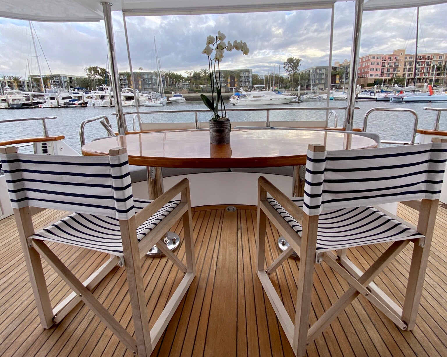 Aboard NO NAME a 85ft (25.91m) luxury motor yacht , built by AZIMUT in 2001