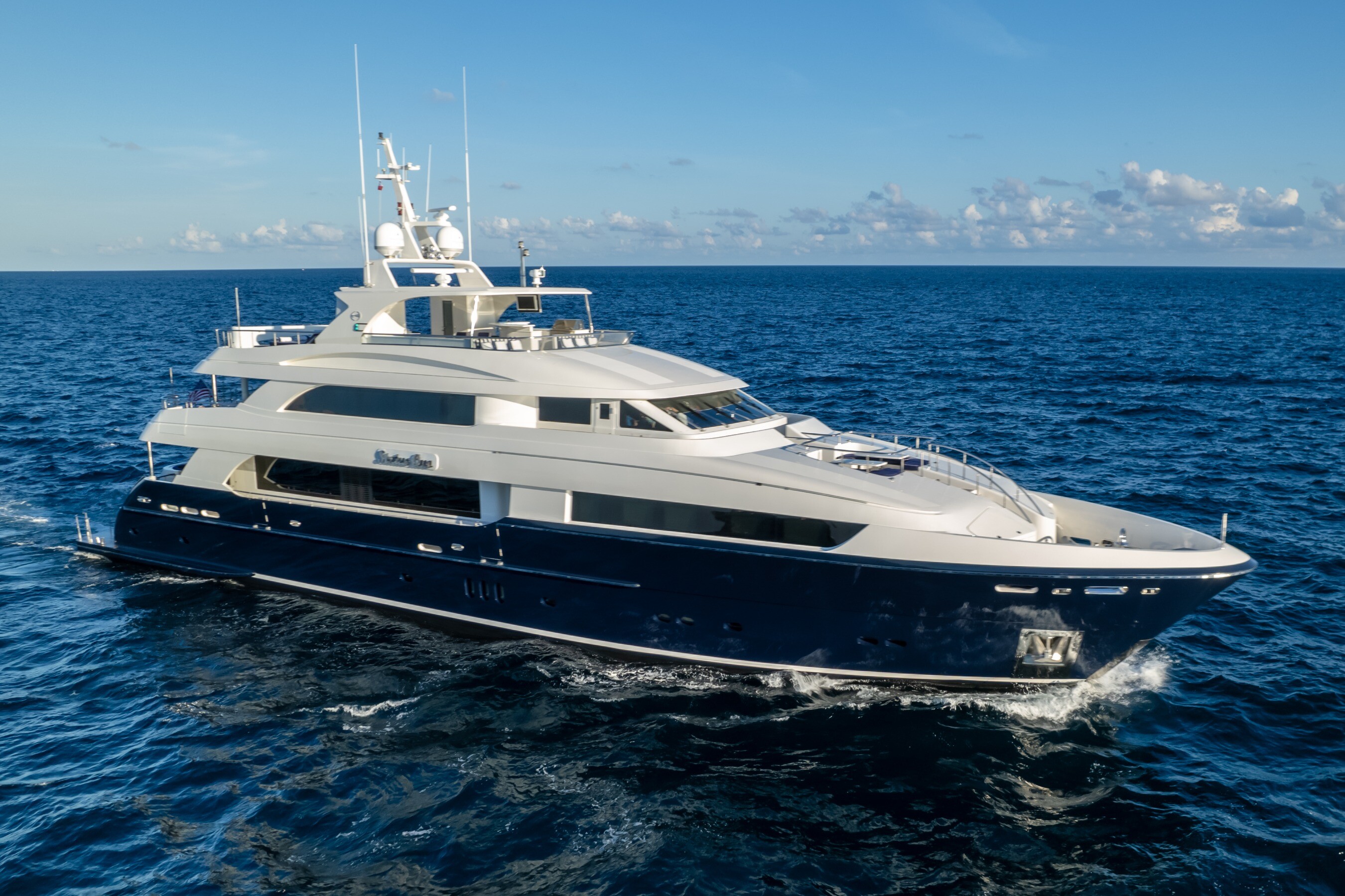 Aboard STATUS QUO a 135ft (41.15m) luxury motor yacht for Sale available with Fraser Yachts, built by HORIZON in 2008