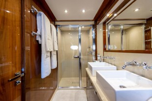 https://media.fraseryachts.com/Yachts/Y5860_MC_MC/images/yachtfolio/anya-ensuite_178224-2SKULV2L.jpg?vh=a7d5e8&w=310