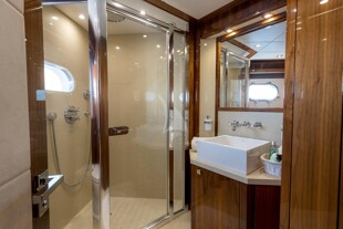 https://media.fraseryachts.com/Yachts/Y5860_MC_MC/images/yachtfolio/anya-ensuite_178256-kkkDGgmp.jpg?vh=a79219&w=310