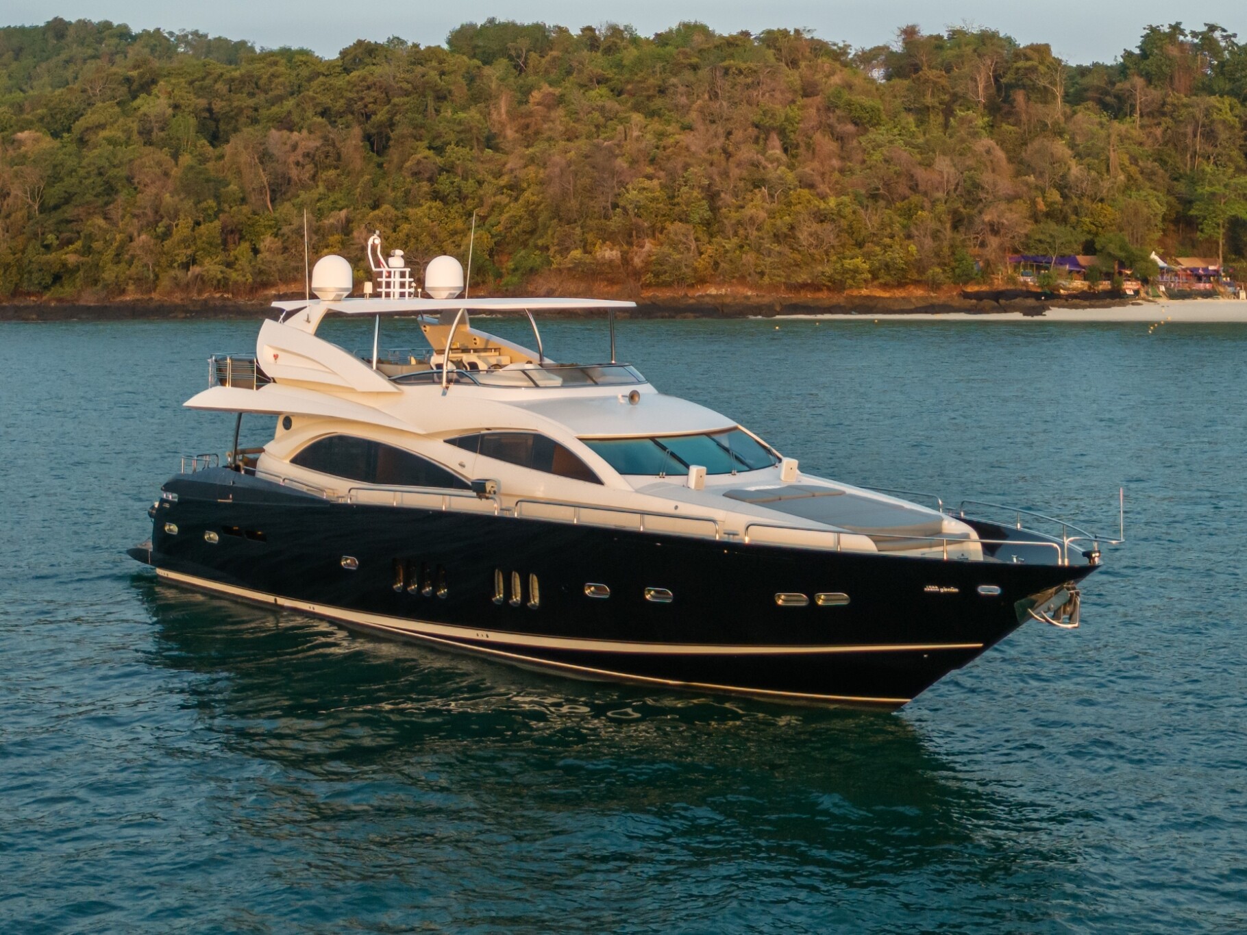 Aboard MAXXX 2 a 91ft (28m) luxury motor yacht for Sale available with Fraser Yachts, built by SUNSEEKER in 2008