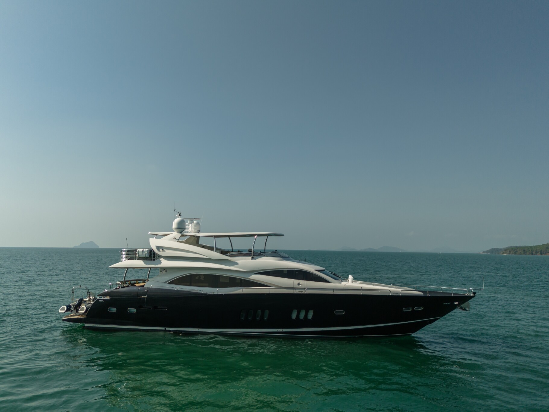 Aboard MAXXX 2 a 91ft (28m) luxury motor yacht for Sale available with Fraser Yachts, built by SUNSEEKER in 2008