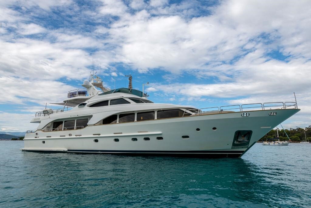 Aboard NEW STAR a 101ft (30.8m) luxury motor yacht , built by BENETTI in 2002