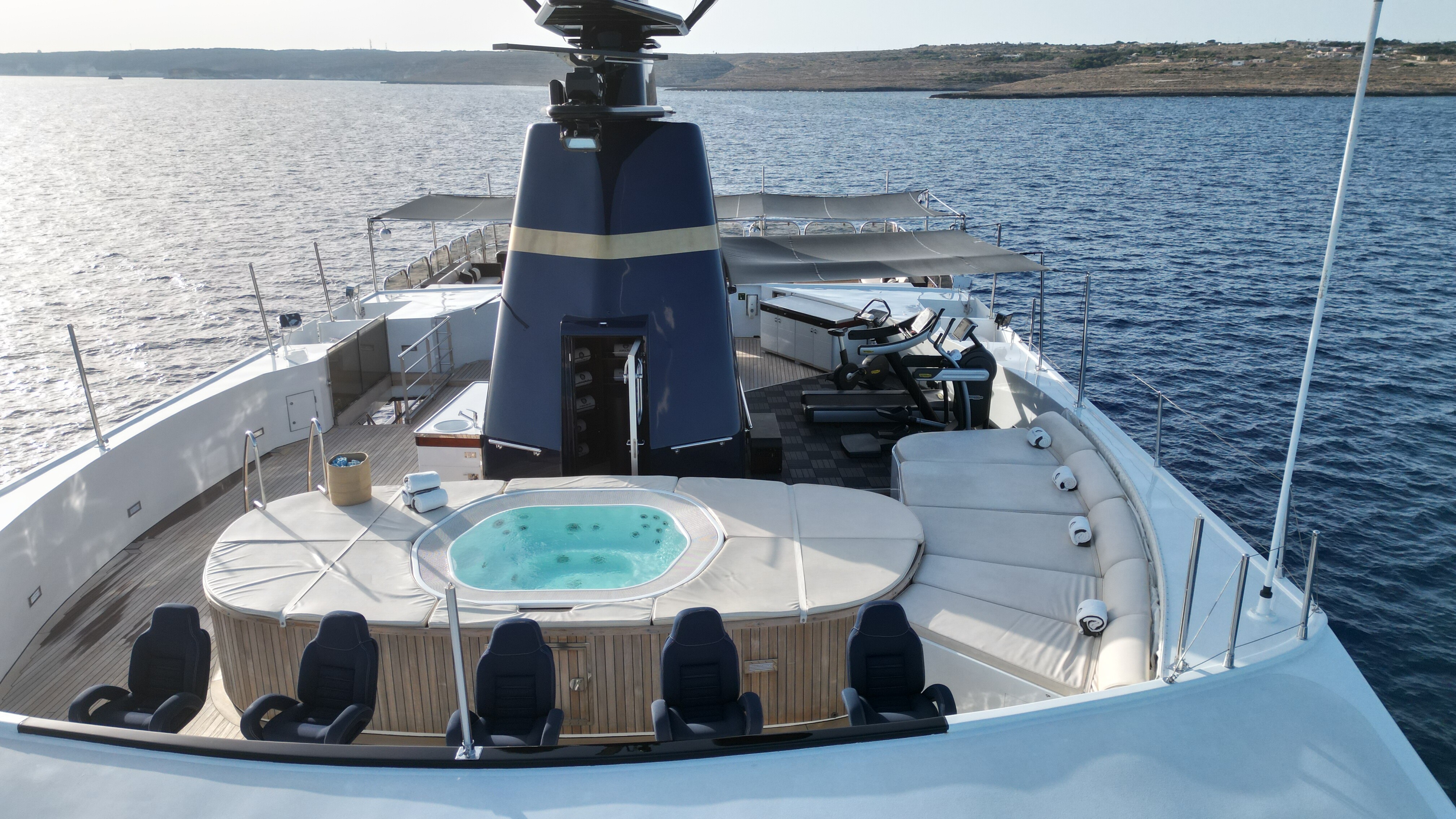 (04) FORCE BLUE Panoramic Jacuzzi and gym bikes-QCjXojRq.jpg