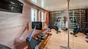 https://media.fraseryachts.com/Yachts/Y729_MC_MC/images/yachtfolio/loon-beach-club-gym_368613-QpOGm9OS.jpg?vh=0ce093&w=310