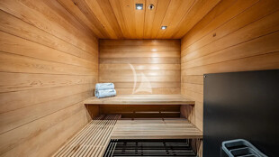 https://media.fraseryachts.com/Yachts/Y729_MC_MC/images/yachtfolio/loon-beach-club-sauna_368615-SqMQDeXi.jpg?vh=d2b6e3&w=310