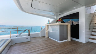 https://media.fraseryachts.com/Yachts/Y729_MC_MC/images/yachtfolio/loon-bridge-deck-aft-bar_368672-A8JpU0FF.jpg?vh=fa5f1b&w=310