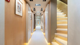 https://media.fraseryachts.com/Yachts/Y729_MC_MC/images/yachtfolio/loon-guest-lower-foyer_368622-21wdFiTS.jpg?vh=08b76f&w=310