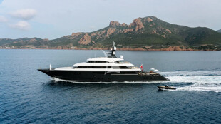 https://media.fraseryachts.com/Yachts/Y729_MC_MC/images/yachtfolio/loon-loon-221-68m_368606-aqrWa1zv.jpg?vh=891750&w=310