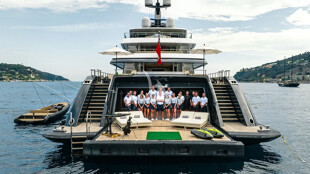 https://media.fraseryachts.com/Yachts/Y729_MC_MC/images/yachtfolio/loon-loon-crew_368631-YrTTbQoq.jpg?vh=83432e&w=310