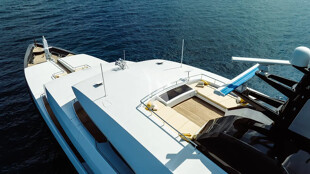 https://media.fraseryachts.com/Yachts/Y729_MC_MC/images/yachtfolio/loon-top-deck-crow-s-nest_368673-A4bPlwWo.jpg?vh=bf5ade&w=310