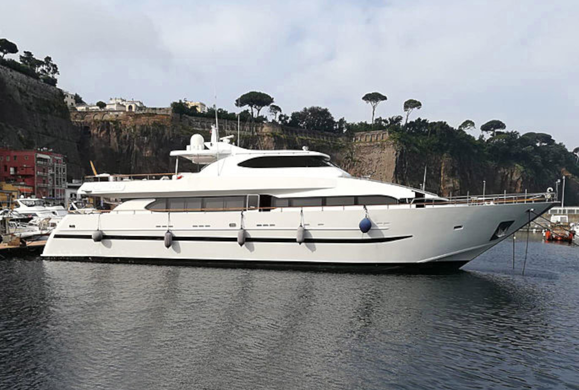 Aboard GIAVA a 98ft (30m) luxury motor yacht for Sale available with Fraser Yachts, built by CASTAGNOLA CANTIERI NAVALI DEL TIGULLIO in 2001