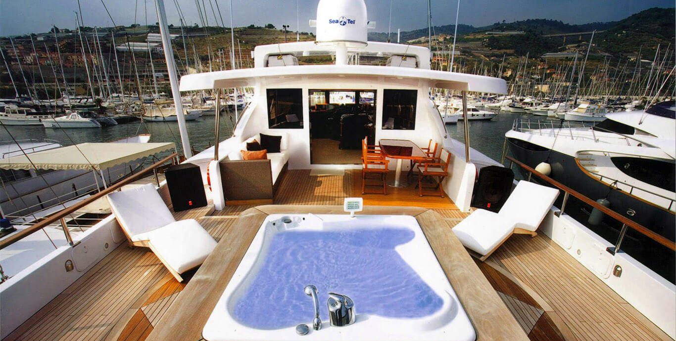 Aboard GIAVA a 98ft (30m) luxury motor yacht for Sale available with Fraser Yachts, built by CASTAGNOLA CANTIERI NAVALI DEL TIGULLIO in 2001