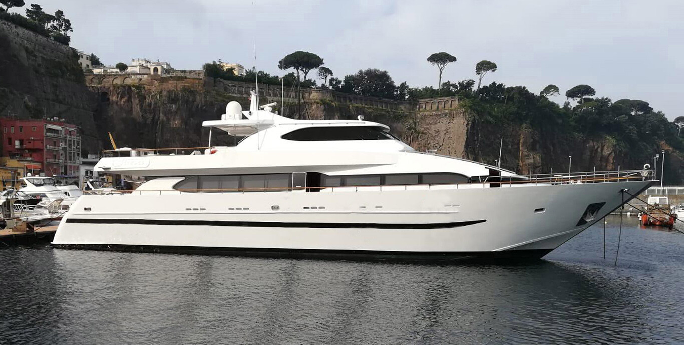 Aboard GIAVA a 98ft (30m) luxury motor yacht for Sale available with Fraser Yachts, built by CASTAGNOLA CANTIERI NAVALI DEL TIGULLIO in 2001
