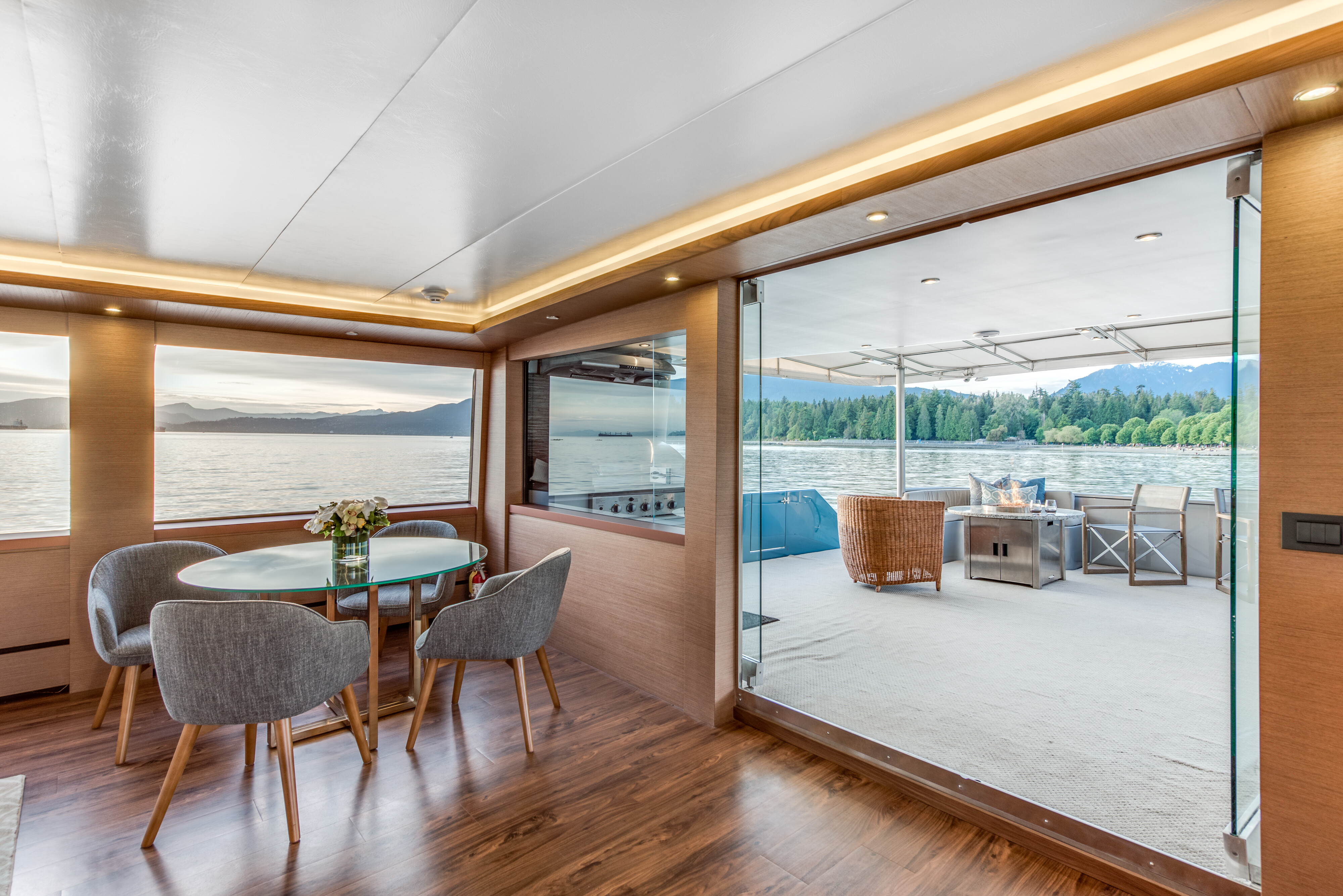 Aboard ASCENTE a 112ft (34.14m) luxury motor yacht for Sale & Charter available with Fraser Yachts, built by CUSTOM in 1994