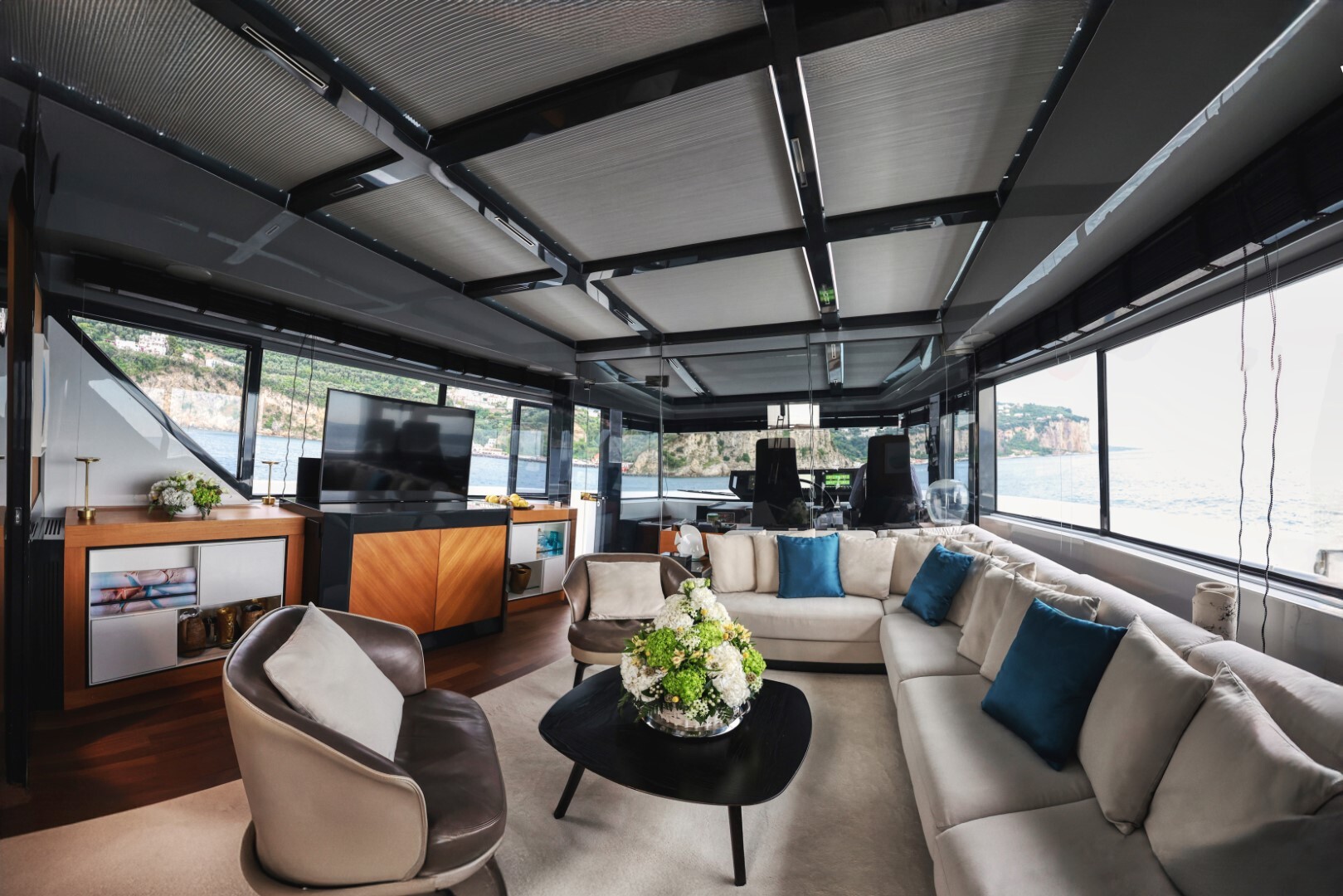 Aboard ACQUA CHIARA a 78ft (23.98m) luxury motor yacht for Sale available with Fraser Yachts, built by ARCADIA YACHTS in 2020