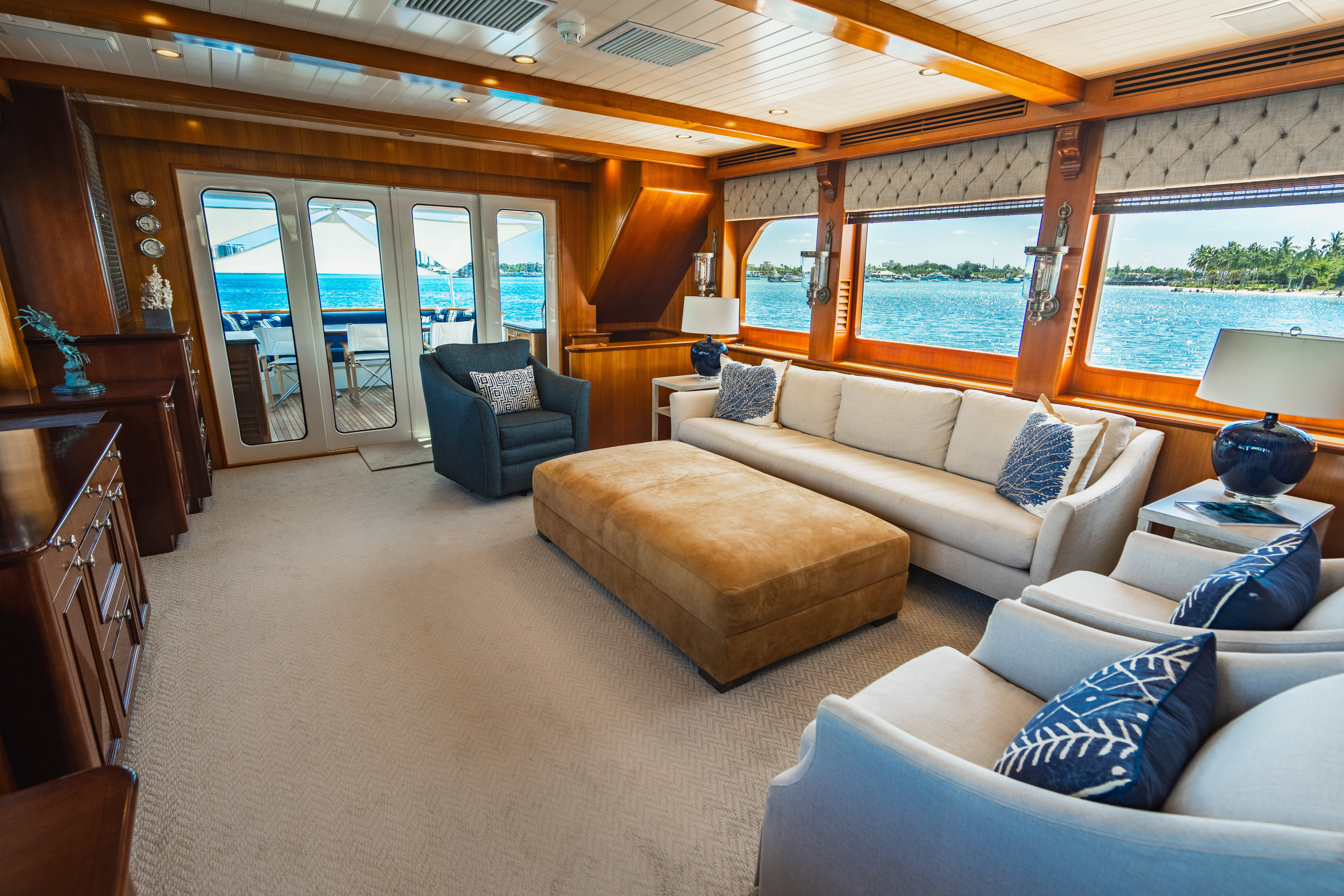 Aboard MOONSHOT a 94ft (28.65m) luxury motor yacht for Sale available with Fraser Yachts, built by PARAGON in 2013