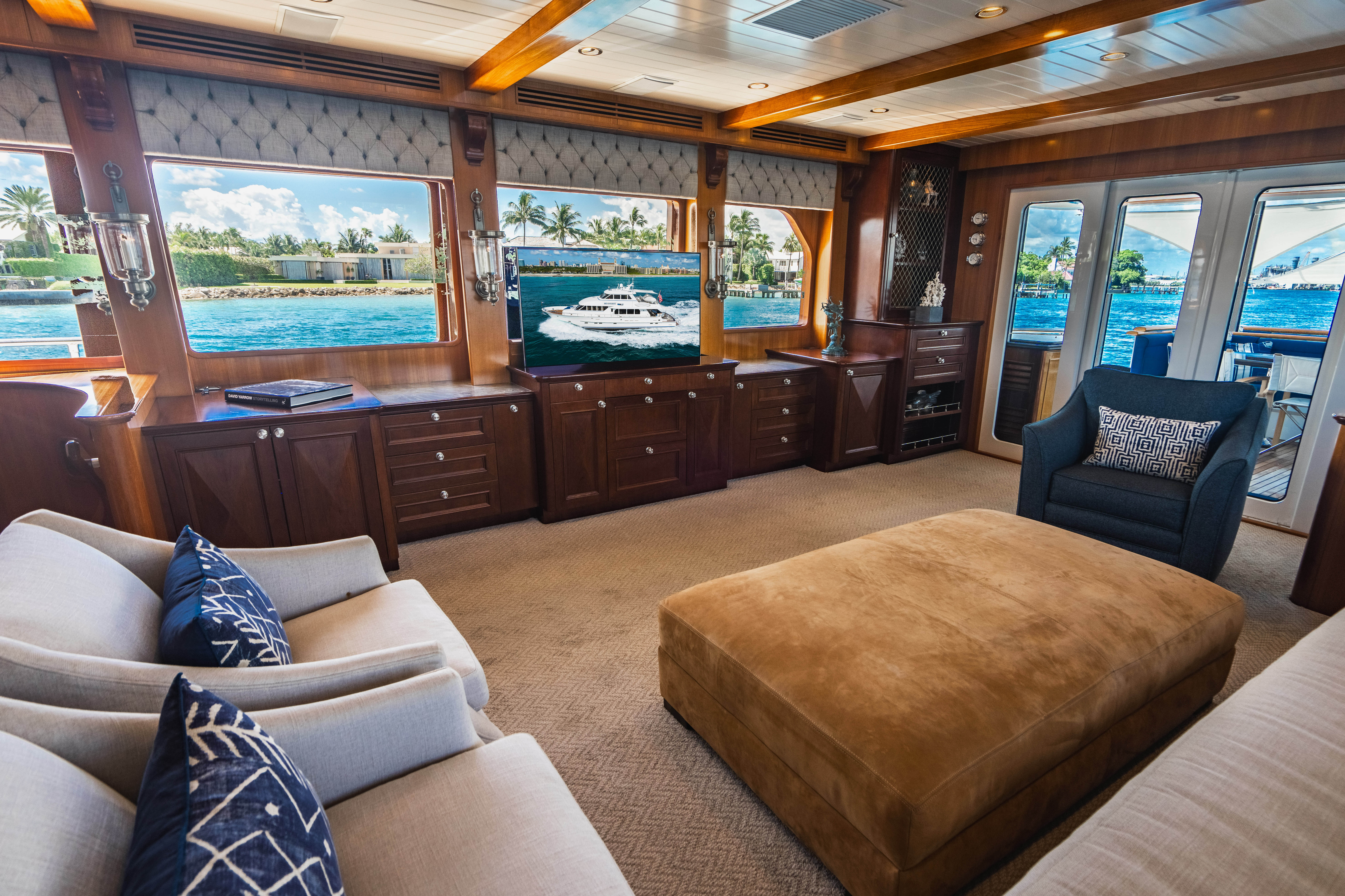 Aboard MOONSHOT a 94ft (28.65m) luxury motor yacht for Sale available with Fraser Yachts, built by PARAGON in 2013