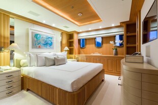 https://media.fraseryachts.com/Yachts/Y7861_MC/images/yachtfolio/adventure-guest-double_96927-xxfH3Ja0.jpg?vh=088ece&w=310