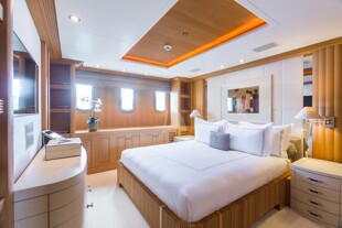 https://media.fraseryachts.com/Yachts/Y7861_MC/images/yachtfolio/adventure-guest-double_96986-FkUDTLLv.jpg?vh=900a26&w=310