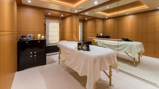 https://media.fraseryachts.com/Yachts/Y7861_MC/images/yachtfolio/adventure-massage-room_104618-TvqTPWky.jpg?vh=dafd1e&w=310