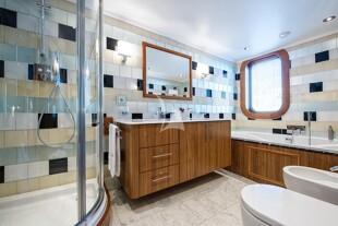 https://media.fraseryachts.com/Yachts/Y8005_MC/images/yachtfolio/69-65-9giqjxtnwrte_86086-HmK9Pfqh.jpg?vh=6c2e2d&w=310