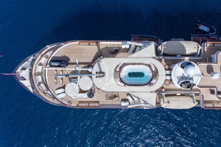 https://media.fraseryachts.com/Yachts/Y8005_MC/images/yachtfolio/69-65-aft-deck-aerial_86120-cQEToHVU.jpg?vh=05b74c&w=310