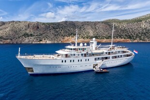 https://media.fraseryachts.com/Yachts/Y8005_MC/images/yachtfolio/69-65-ddblgohgkzft_86121-lwUFL2Yo.jpg?vh=b88c8c&w=310